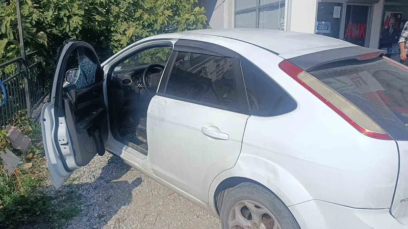Antalya’da 16 yaşındaki çocuk otomobilin camını kırıp 50 bin TL çaldı
