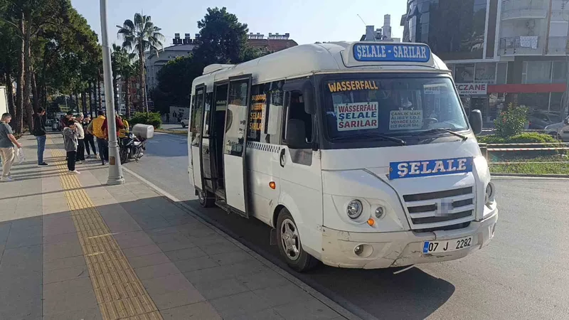 Minibüse çarpmamak için motosikleti devirdi: 1 yaralı
