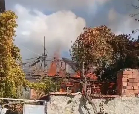 Alevlerin sardığı ev kullanılamaz hale geldi
