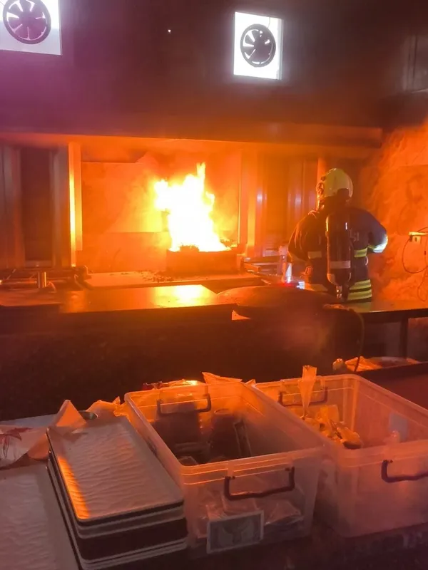 Dönercide kızartma makinesi alevlere teslim oldu
