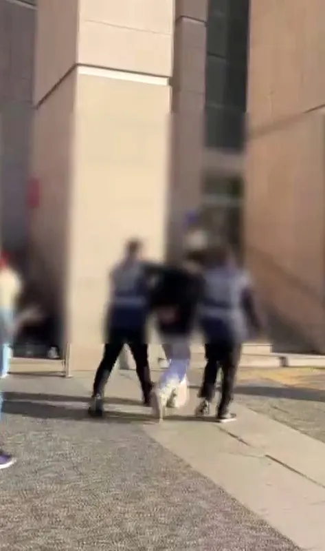 Kağıthane’de gürültü tartışmasında 1 kişiyi öldürüp 2 kişiyi yaralayan 19 yaşındaki şüpheli tutuklandı
