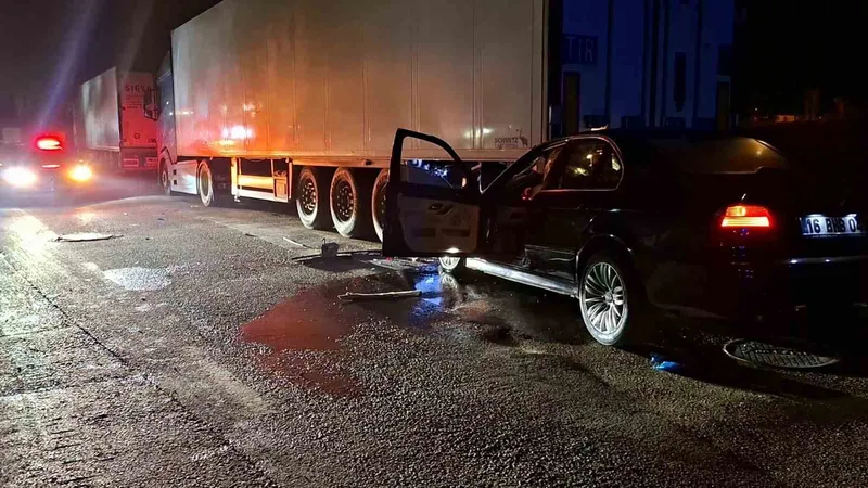 Bursa’da otomobil park halindeki tıra arkadan çarptı: 1 ağır yaralı
