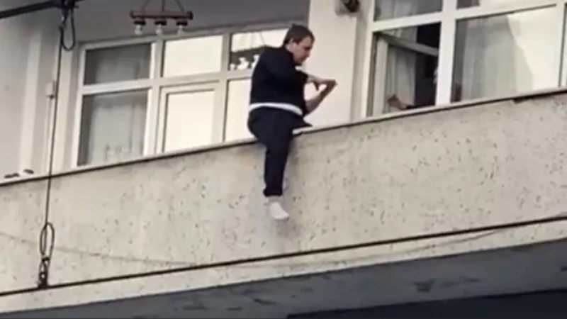 Sultangazi’de balkondan atlamak isteyen genç yürekleri ağza getirdi
