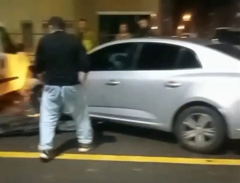 Park halindeki araçlara çarptı: Babası sinirlendi, 