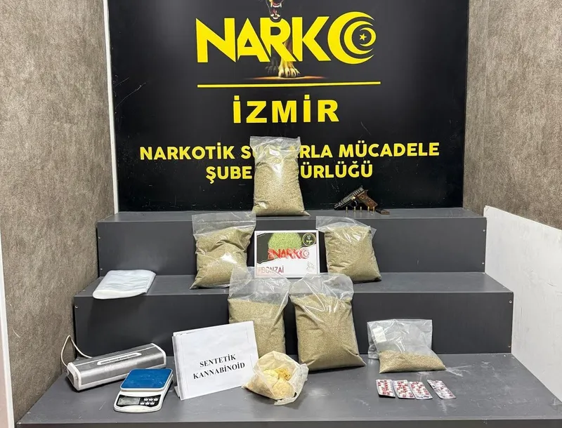 İzmir’de torbacılara operasyonda yüklü miktarda uyuşturucu ele geçirildi
