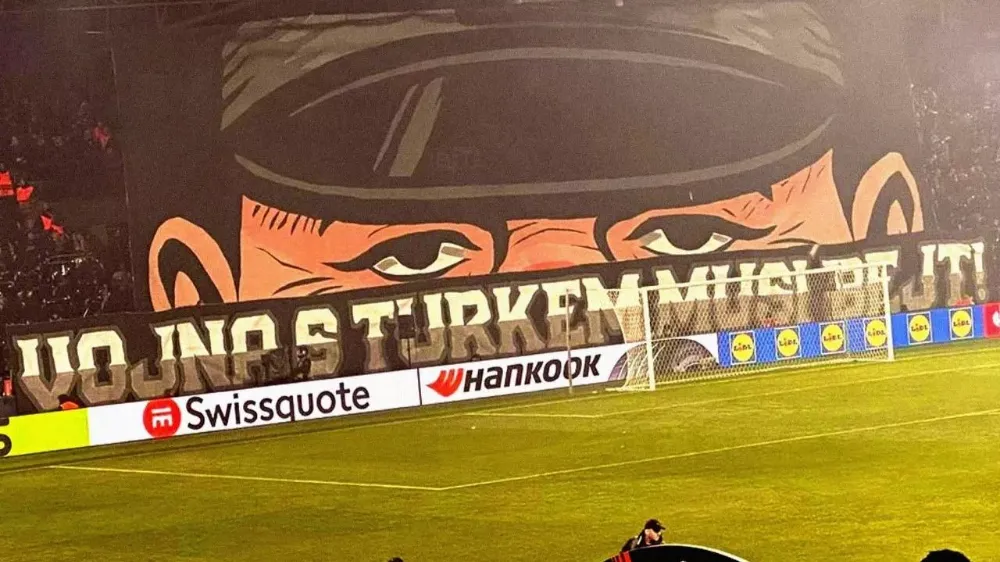 Irkçı pankartın cezası belli oldu