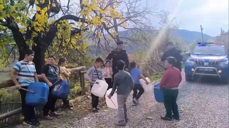 Köy çocuklarından jandarmaya bidonlu 