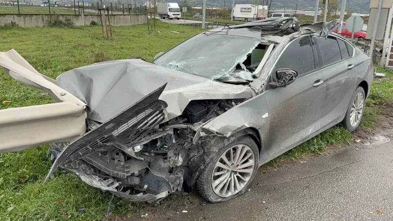 Samsun’da otomobil kamyonete çarpıp bariyere girdi: 3 yaralı
