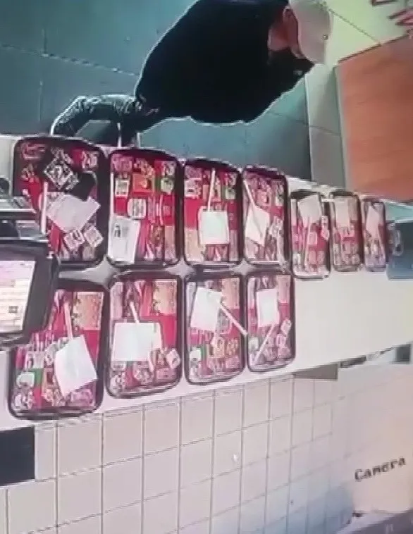 Yemek tepsisindeki cep telefonunu böyle çaldı
