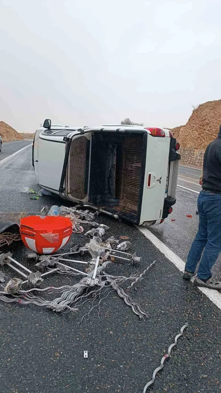 Elazığ’da kaygan yolda kamyonet devrildi
