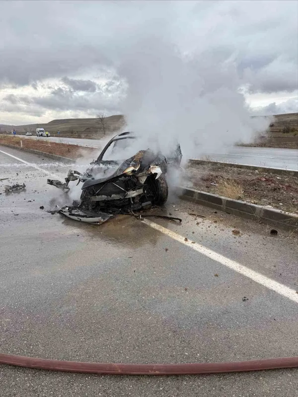 Kayganlaşan yolda kaza yaptı, otomobil alev aldı
