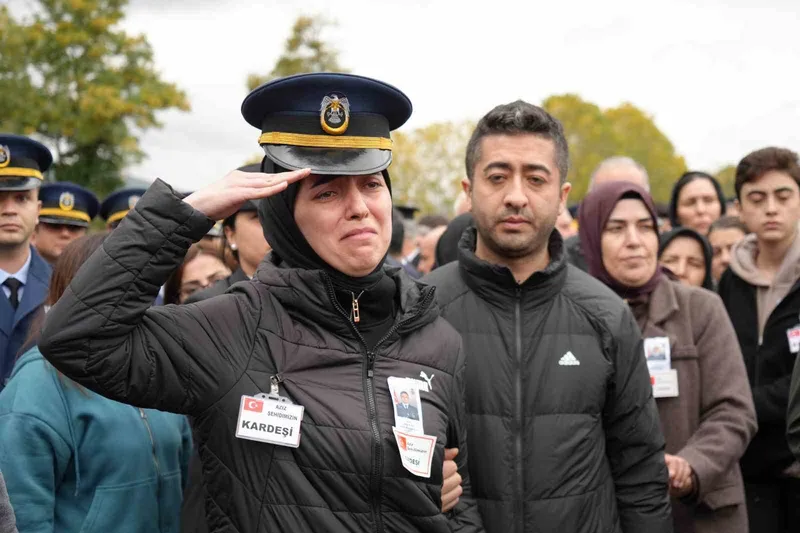 Şehit ağabeye polis kardeşin yürek yakan vedası
