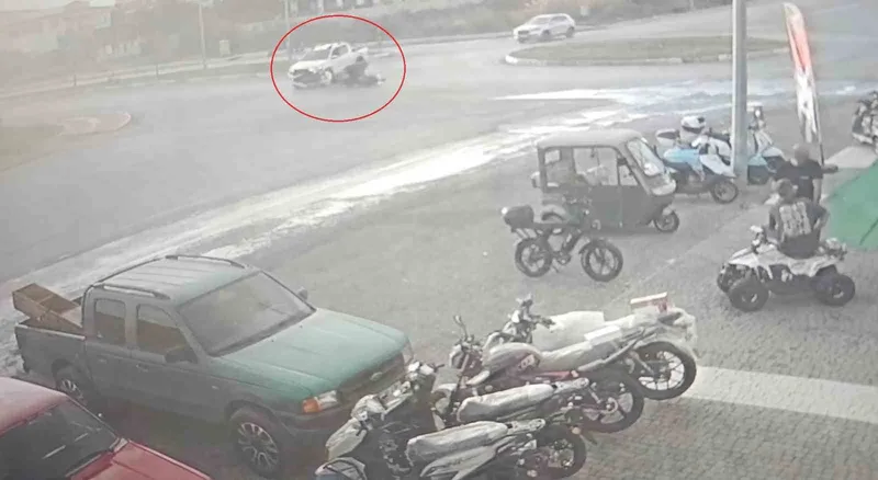 Kamyonetle çarpışıp motosikletiyle 25 metre sürüklendi, kask sayesinde hayata tutundu

