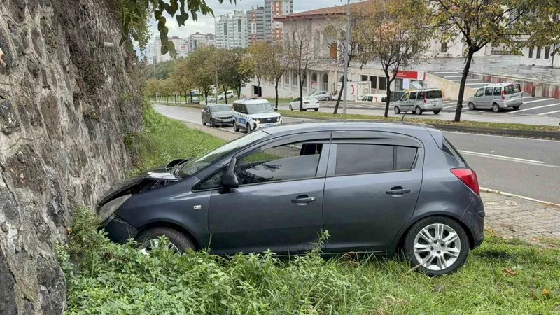 Otomobil istinat duvarına çarptı: İdmana giden futbolcu yaralandı
