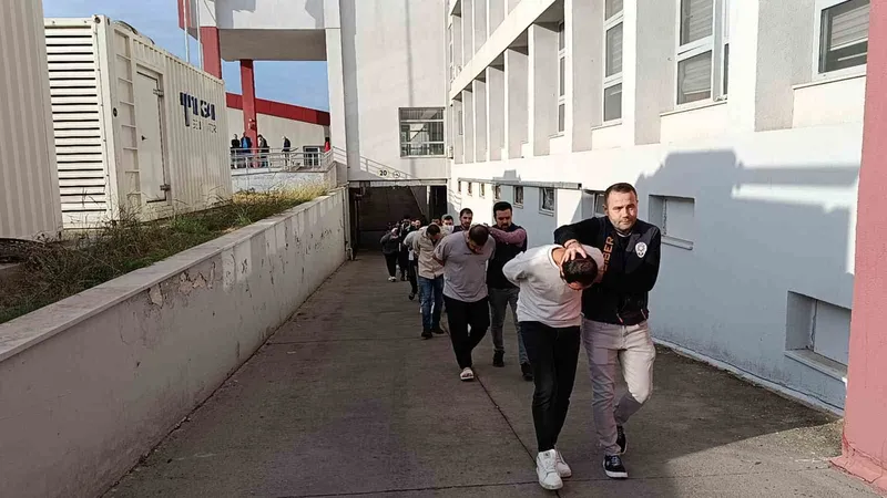 ‘Sazan Sarmalı’ şebekesi çökertildi: Mağdurlara 