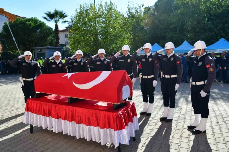 Şehit polis memuru görev yaptığı ilçeden uğurlandı
