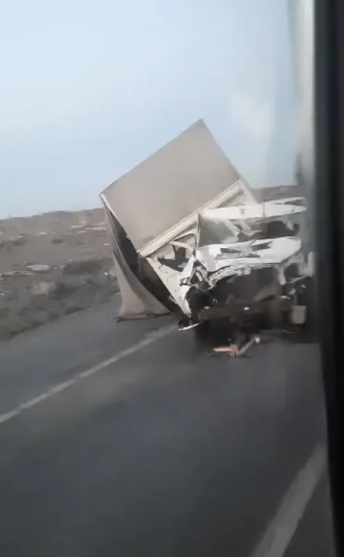 Kontrolden çıkan kamyon refüje çarptı: 1 yaralı
