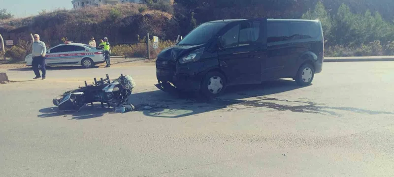 Motosiklet ile hafif ticari araç çarpıştı, sürücü kask sayesinde hayatta kaldı
