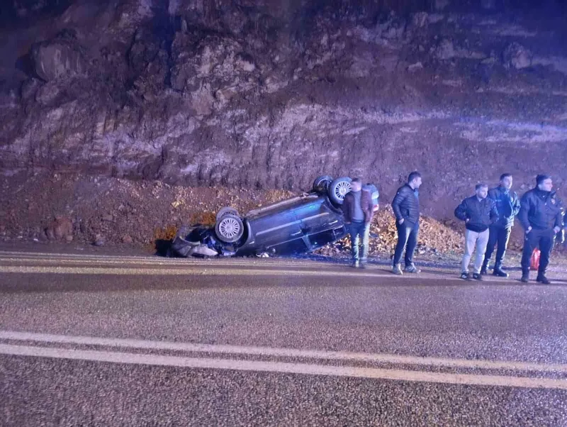Yola düşen kayalardan kaçan otomobil takla attı: 2 yaralı
