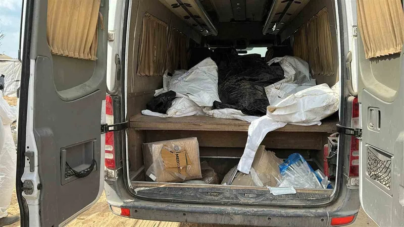 Gazze’de kimliği tespit edilemeyen 30 Filistinli daha toplu şekilde defnedildi
