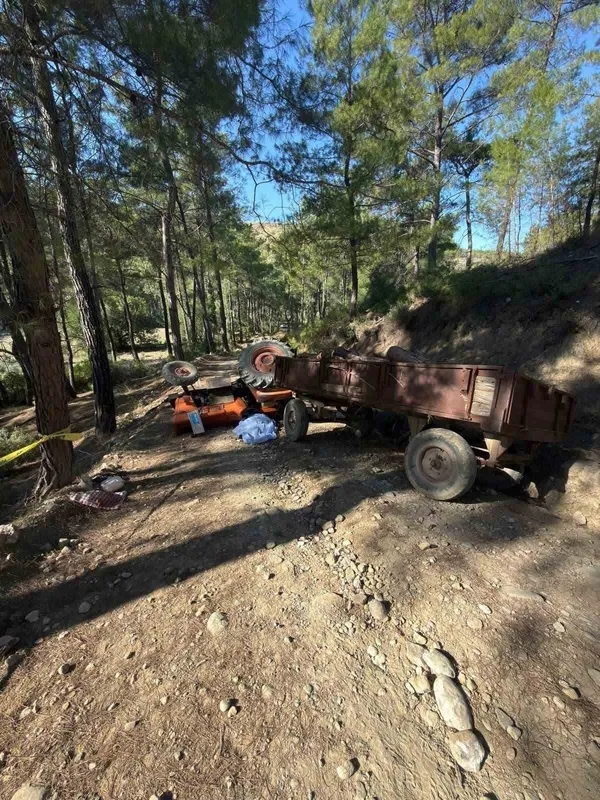 Antalya’da devrilen traktörün altında kalan sürücü hayatını kaybetti
