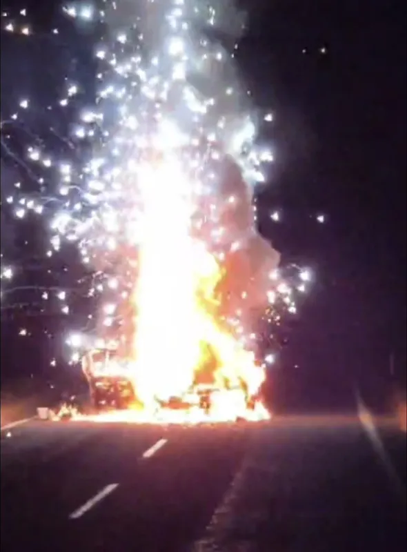 Hilvan’da alev alan otomobil bomba gibi patladı
