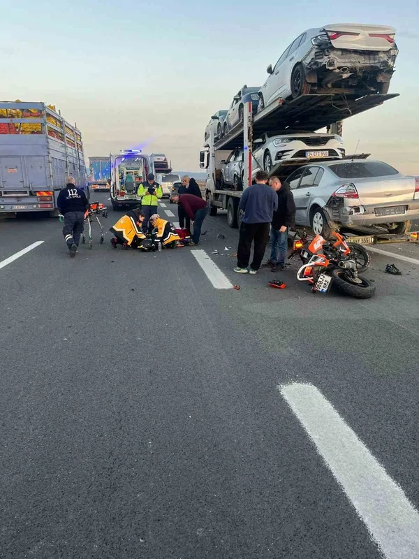Motosiklet emniyet şeridinde duran tıra çarptı: 1 yaralı
