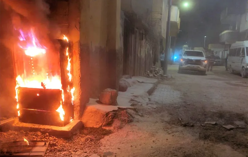 Kaçak hat çekilen panolar alev aldı
