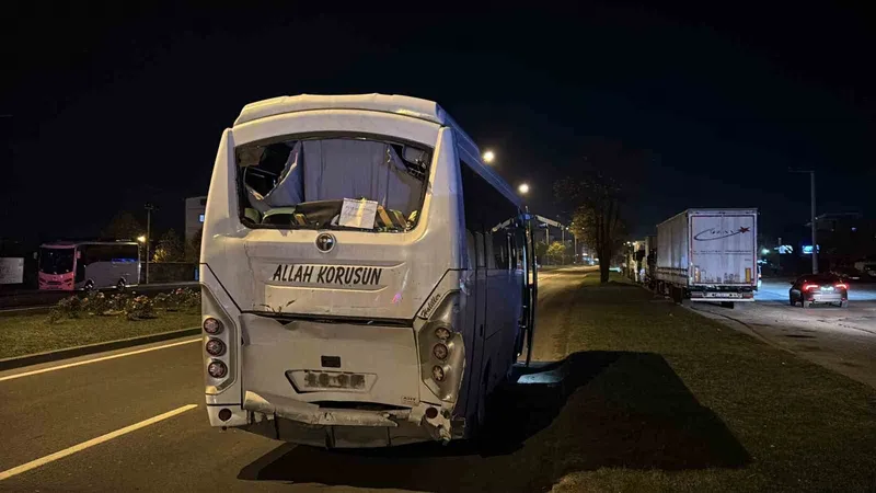 Bolu’da üç servis midibüsü çarpıştı: 11 yaralı
