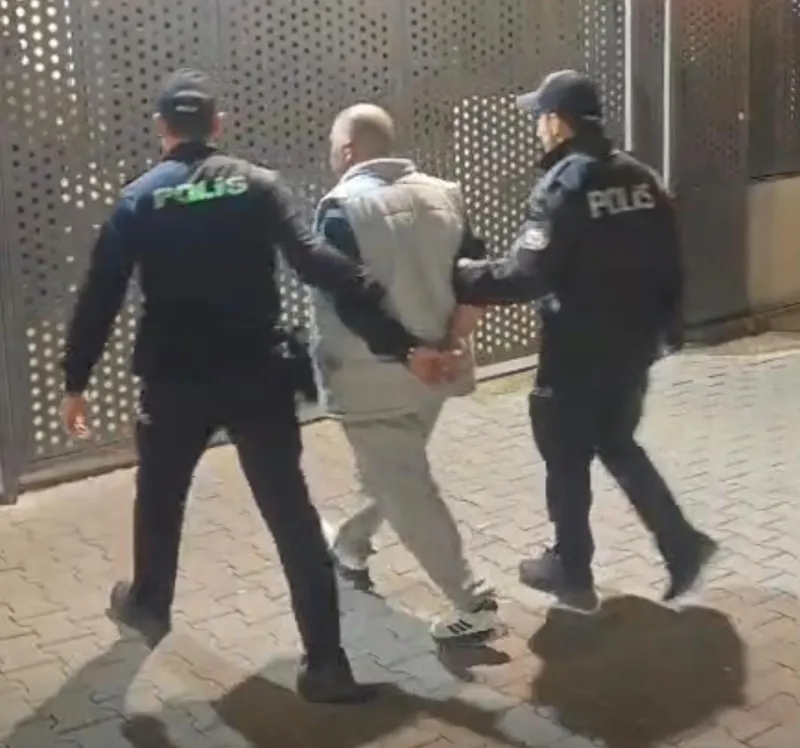 İzmir’de aranan firari şahıs polisten kaçamadı
