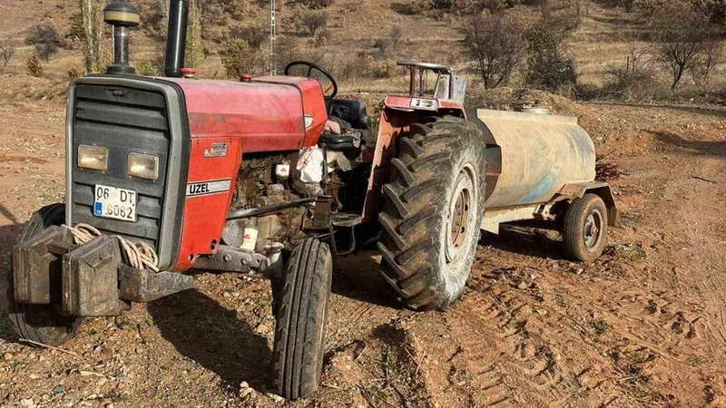 Fren boşalan traktörü durdurmak isterken yaralandılar
