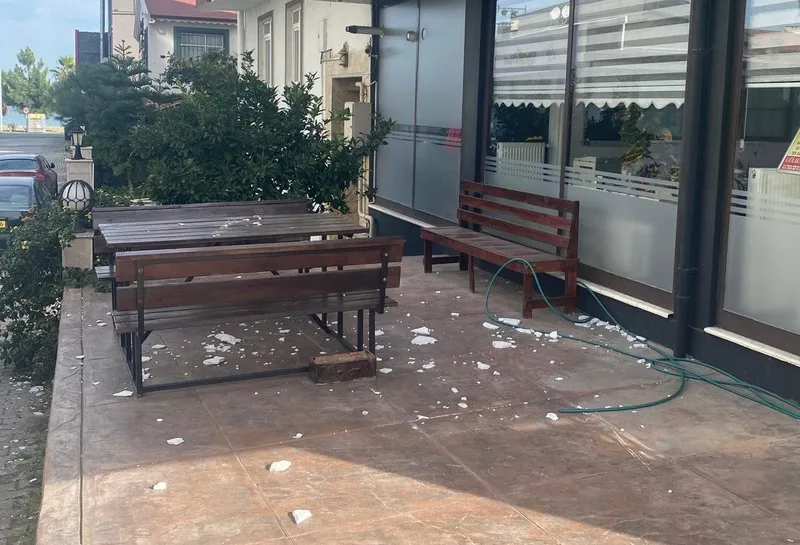 Binadan düşen sıva parçaları tehlike saçıyor
