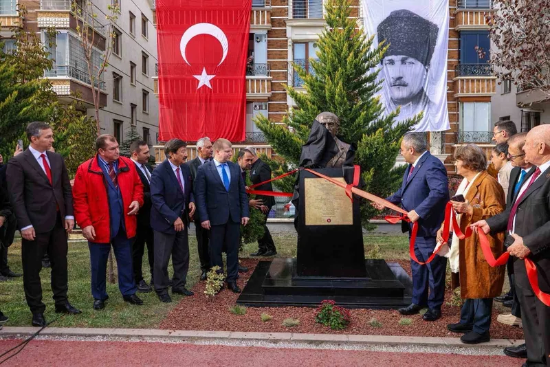 Keçiören’de çalınan ünlü şair Kuliyev’in büstünün yerine yenisi yerleştirildi
