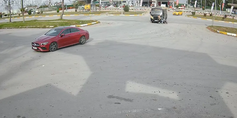 Tokat’ta minibüs motosiklete çarptı: 2 yaralı
