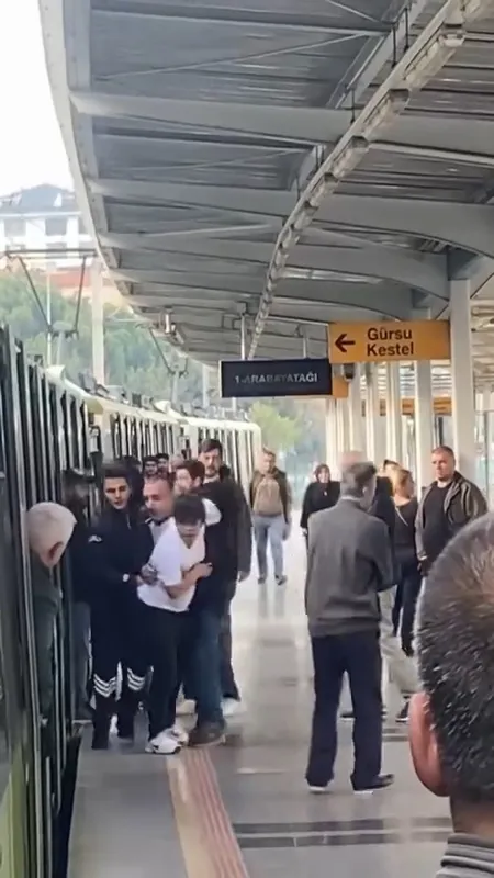 Metroda koltuk tartışması
