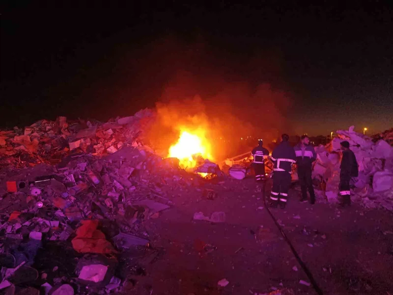 Mardin’de hurdalık alanda çıkan yangın söndürüldü
