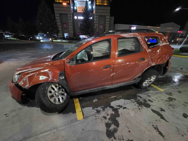 Otomobil yoldan çıkarak bariyerlere çarptı, 2 kişi yaralandı
