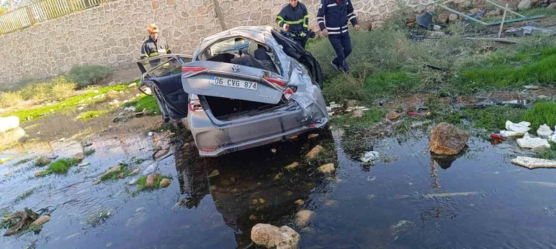Mardin’de otomobil dere yatağına devrildi: 1 ölü, 2 yaralı
