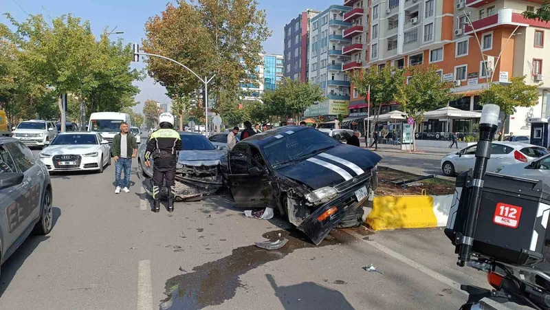 Batman’da kontrolden çıkan otomobil orta refüje çıktı
