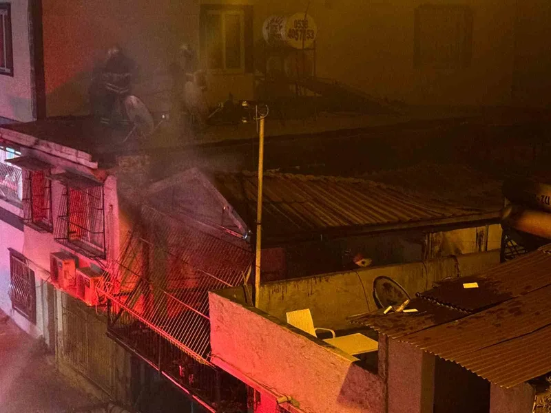 Adana’da müstakil ev alev alev yandı
