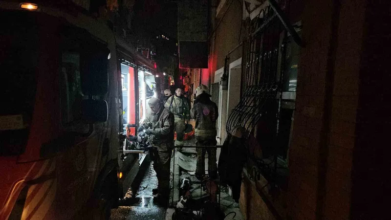 Beyoğlu’nda korkutan yangın: 4 kişi binada mahsur kaldı
