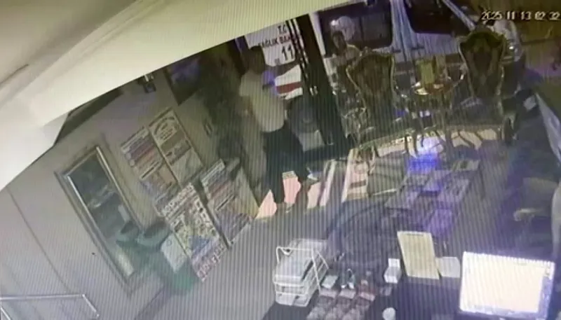 Böcek ailesinin hayatını kaybettiği feci olaya ilişkin yeni görüntüler ortaya çıktı. Servet Böcek’in otelin kapısının kilitli olmasından kaynaklı dışarı çıkamadığı, kapının önünde ambulansın beklediği anlar kameraya yansıdı.
