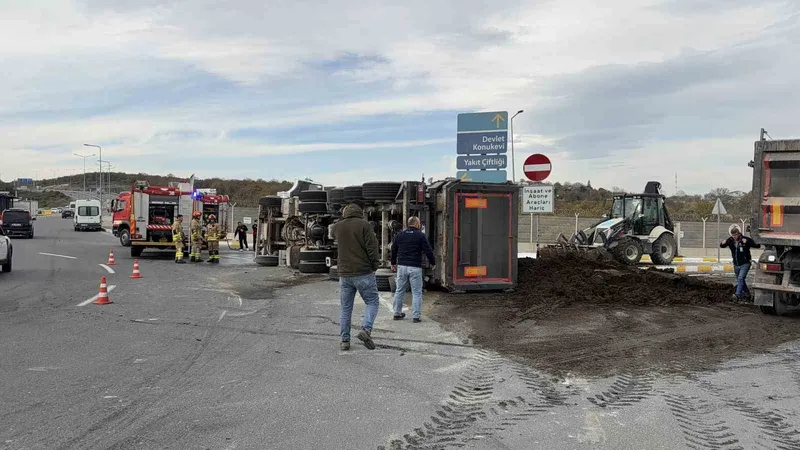 İstanbul Havalimanı’nda gübre yüklü kamyon devrildi
