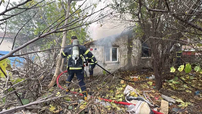 Kırklareli’nde metruk binada yangın
