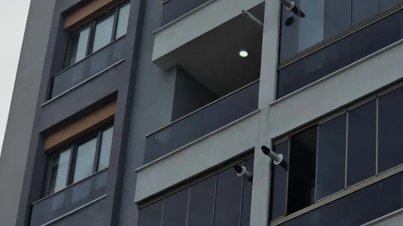 85 yaşındaki kadın dördüncü kattan belediye başkanının makam aracının üzerine düştü
