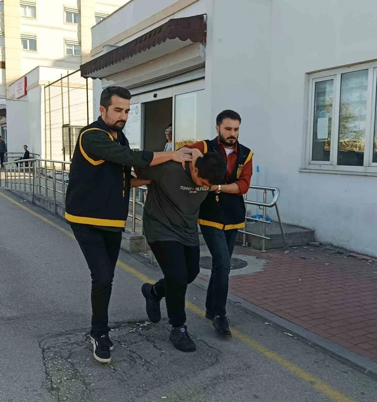 Adana’da komşu kavgası: Baba öldü, 2 oğlu yaralandı
