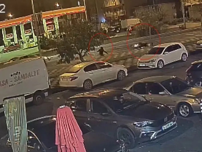 Metrelerce sürüklendi, kazayı yara almadan atlattı: O anlar kamerada
