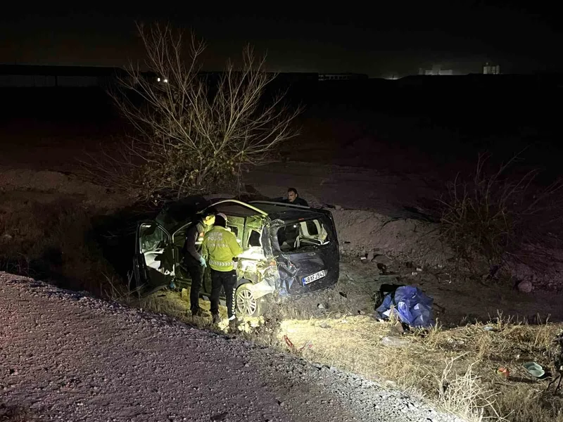 Hafif ticari araç şarampole devrildi: 1 ölü, 3 yaralı
