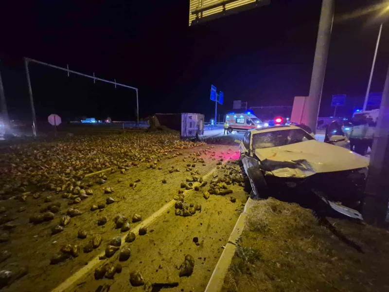 Çorum’da şeker pancarı yüklü tır ile otomobil çarpıştı: 3 yaralı
