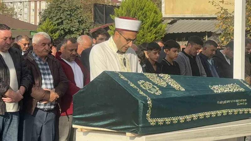 Döner yedikten sonra evinde ölü bulunan 13 yaşındaki Eren Yılgın son yolculuğuna uğurlandı
